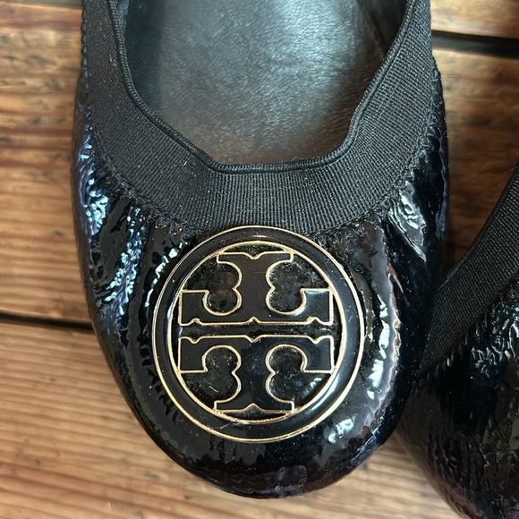 TORY BURCH Black Patent Leather Ballet Flats with Gold Logo sz 6.5 - Picture 10 of 12